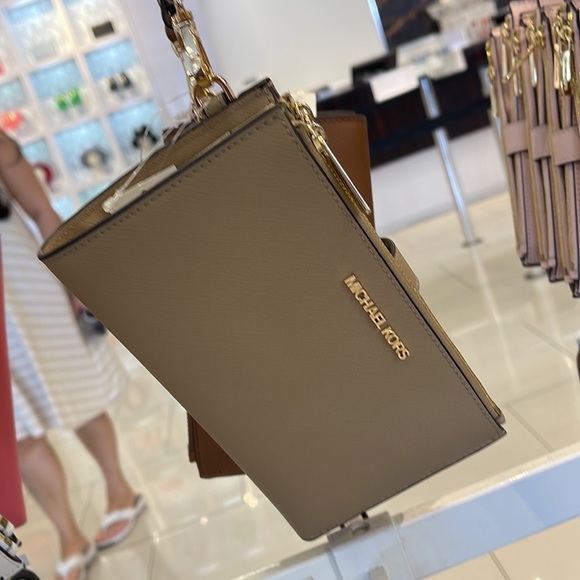 MICHAEL KORS LARGE DOUBLE ZIP WRISTLET WALLET PHONE CASE CLUTCH 
Camel
NWT - Picture 7 of 16
